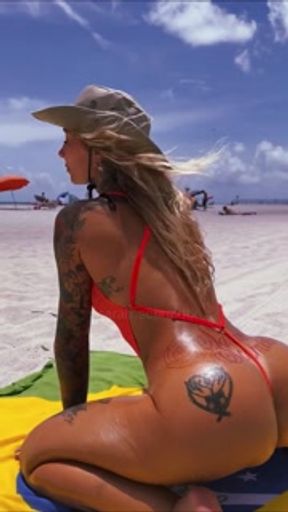 Geile tätowierte Blondine am FKK Strand in Miami