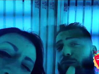 coppia fà cose nel solarium