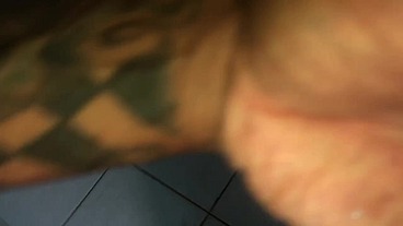 Foi só ficar sozinhos que ele aproveitou