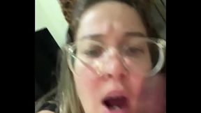 Casada fazendo boquete gostoso no cuckold. (POV) 1/2