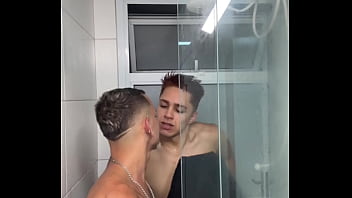 Novinho chega da escola e da de cara com o amigo dotado e nao resiste e fodem sem camisinha