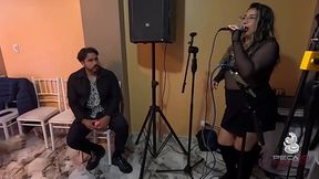 Se levanta a una cantante de cumbia, y se la lleva directo a su cama