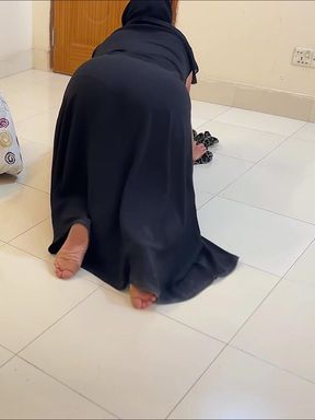 Arabian Big Ass Saudi Hotel Maid Clean My Room When I Was Masturbat on Bed!