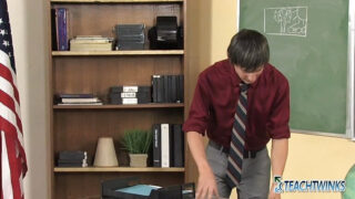 Scopata hardcore fetish a scuola: i dilettanti tatuati Andy Kay, Atlanta Gray e Atlanta Grey si masturbano con grossi cazzi, fanno pompini e seghe prima di una scopata anale.