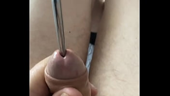Metal dilator in peehole 4