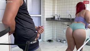 consegui contratar essa empregada, olha que bunda gostosa pessoalmente, ela e muito safada, me puxou para comer ela