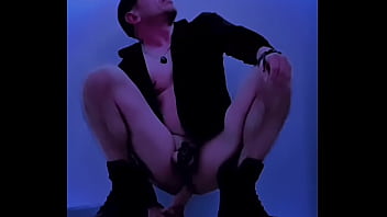 Hombre heterosexual varonil se expone como un puto marica en jaula de castidad mont&aacute_ndose en un dildo gigante