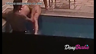 Caiu na net (Negão me chupando na piscina do clube) video completo no: www.denybarbie.com.br (RED)
