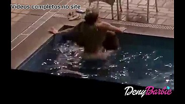 Caiu na net (Negão me chupando na piscina do clube) video completo no: www.denybarbie.com.br (RED)