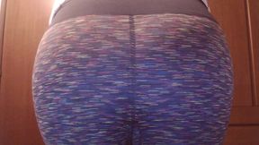 stretching & sounds: nicoletta’s dark grey leggings fart video