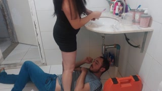 ვუპასუხე სანტექნიკოსს ტრუსის გარეშე კაბაში! მისი დიკი მინდა მივიღე?