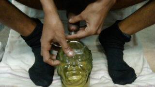 Unge tynne desi-gutter med store kuker knuller hverandres rumper for første gang