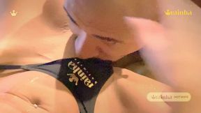 rainha hotwife foi chupada por seu amante e seu corninho manso obediente