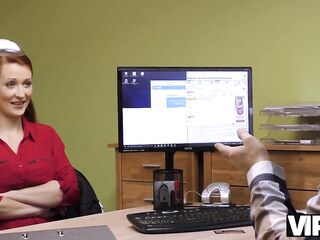 VIP4K. Un médecin vétérinaire avec des sirènes géantes suce et baise pour d