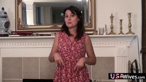 USA Wives - USA Milf shows her dress and what&#039;s under it