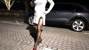 Shemale in transparentem body mit sexy higheels