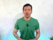 Coach maduro musculoso termina siendo penetrado por el nuevo joven dotado del gym!