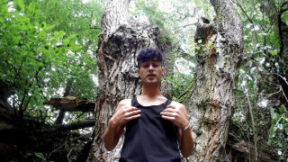 Ponto de vista público de gays amadores excitados se masturbando com pênis enormes e depois penetrando analmente até ejacularem explosivamente