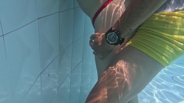 Flaca cachonda es follada en al piscina a plena luz del día