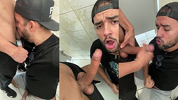 ENTROU POR ENGANO NO BOX DO BANHEIRO PUBLICO E GANHOU LEITE NA BOCA.