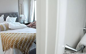 Olive seduced Oliver to fuck to get pregnant