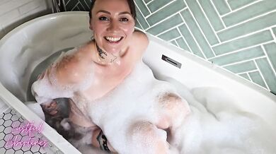 Stepmom took pity on me after catching me peeking on her in the bath