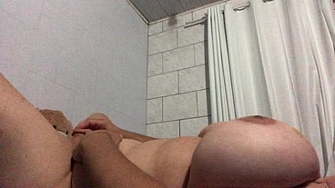 Brincando com o vibrador na minha buceta melada