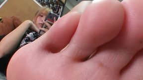 Ignored by Anna's toes (Tiny3DX 05)