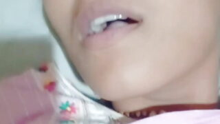 Une fille sexy se fait lécher le cul avant une intense pénétration anale.