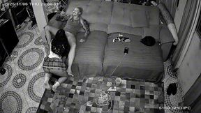 camera de seguranca flagra enteada mamando padrasto enquanto fala com a esposa no telefone.