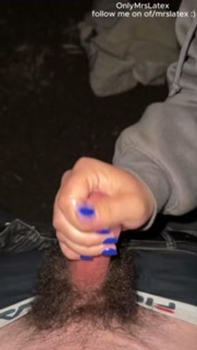 Schwanzgeile Schlampe bläst und wichst ihn outdoor