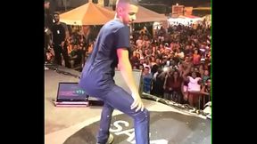 Novinho seduzindo no palco de Samyra Show, rebolando no palco!