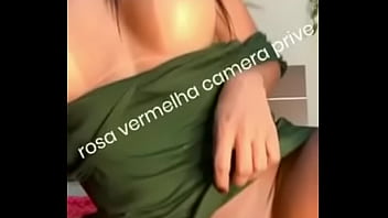 Vestidinho verde sem calcinha em cima da cama querendo pica rosa vermelha