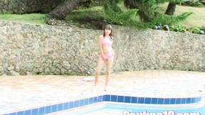 ”Paulina goes solo in outdoor beaver fingering”