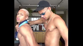 FUI BUSCAR A BOLA NA CASA DO AMIGO E GANHEI UMA COMIDA DE PRESENTE