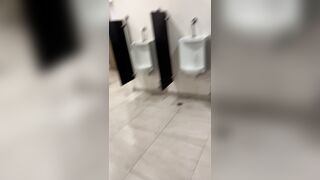 Desnudo en baño público parte two