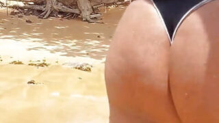 Travesti brasileña cachonda se burla de su trasero respingón y su enorme polla masturbándose en lencería sexy al aire libre