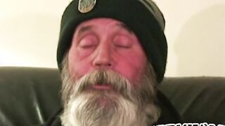 Hobo amateur grandpa jerking himself off with his huge beard