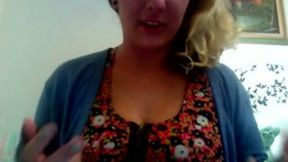 Chunky amateur blonde babe on webcam shows how fast she can reach orgasm