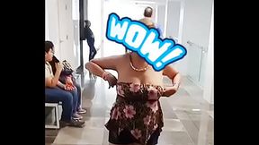 Laurita flashing en la calle on the street no bra milf