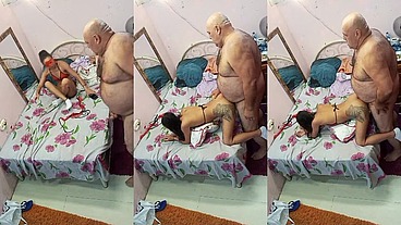 NOVINHA MORENA QUER TRANSAR DE QUATRO DIZ QUE E MAIS GOSTOSO ASSIM