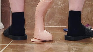 Un Ukrainien amateur se masturbe dans une vidéo amateur en gros plan.