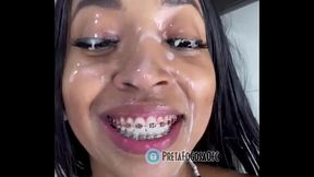 Novinha levando porra na cara