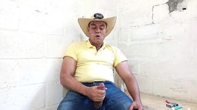 yuri gaucho - agroboy super dotado esguichando porra da pica grossa - urso brasileiro gozando forte