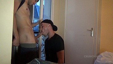 EN JOCKSTRAP CE SOUMIS DONNE SON CUL A SON POTE