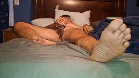 Jerking off in bed and cumming on my own foot