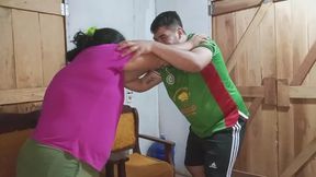 Lucha de pareja con tensión y deseo.