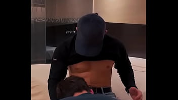 Le ofresco propina extra al repartidor de globo y me folla delicioso