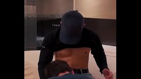 Le ofresco propina extra al repartidor de globo y me folla delicioso