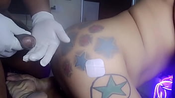 FISTING ANAL - una mano completa le meto al culo tatuado de Tania Nava se puso s&uacute_per caliente sent&iacute_a que le agarraba hasta la tripa culito trag&oacute_n